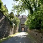 Steile Zufahrt zum Schloss
